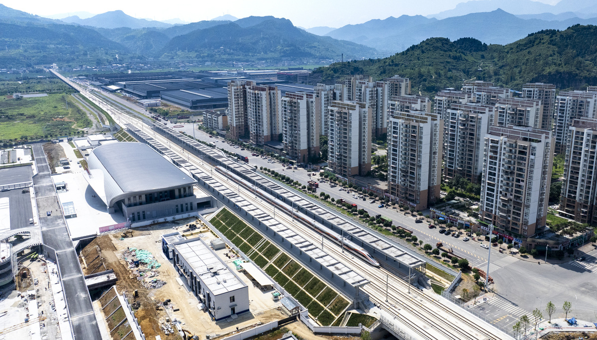 列举建有高铁站、又是高速路出口乡镇提速发展调研课题题纲1 该乡镇的交通条件及发展现状；2 高铁站和高速路出口对乡镇经济、人口流动等方面的影响；3 乡镇在高铁站和高速路出口的基础上如何进一步发挥其优势促进经济发展；4 对于乡镇的发展存在哪些问题和挑战如何应对和解决；5 未来乡镇的发展方向和规划如何利用高铁站和高速路出口的优势实现乡镇的可持续发展。继续