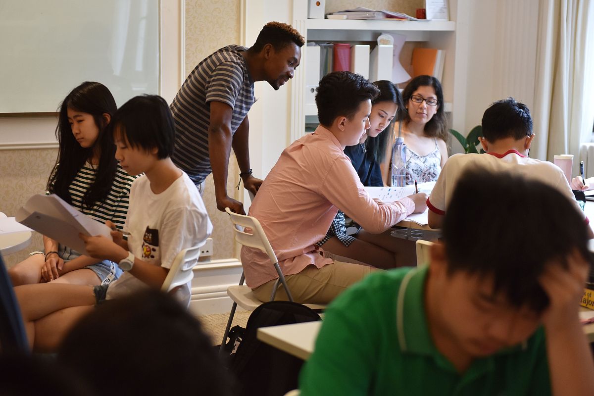 帮我写从大二开始的学生交流记录每学期1篇共12学期12篇每篇以师生对话形式展现内容不限。