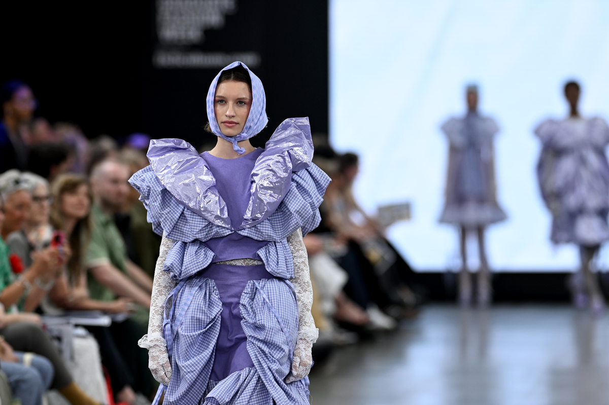 帮我用中文写出八个有关服装设计大衣系列的主题设计灵感每个字数不少于100字