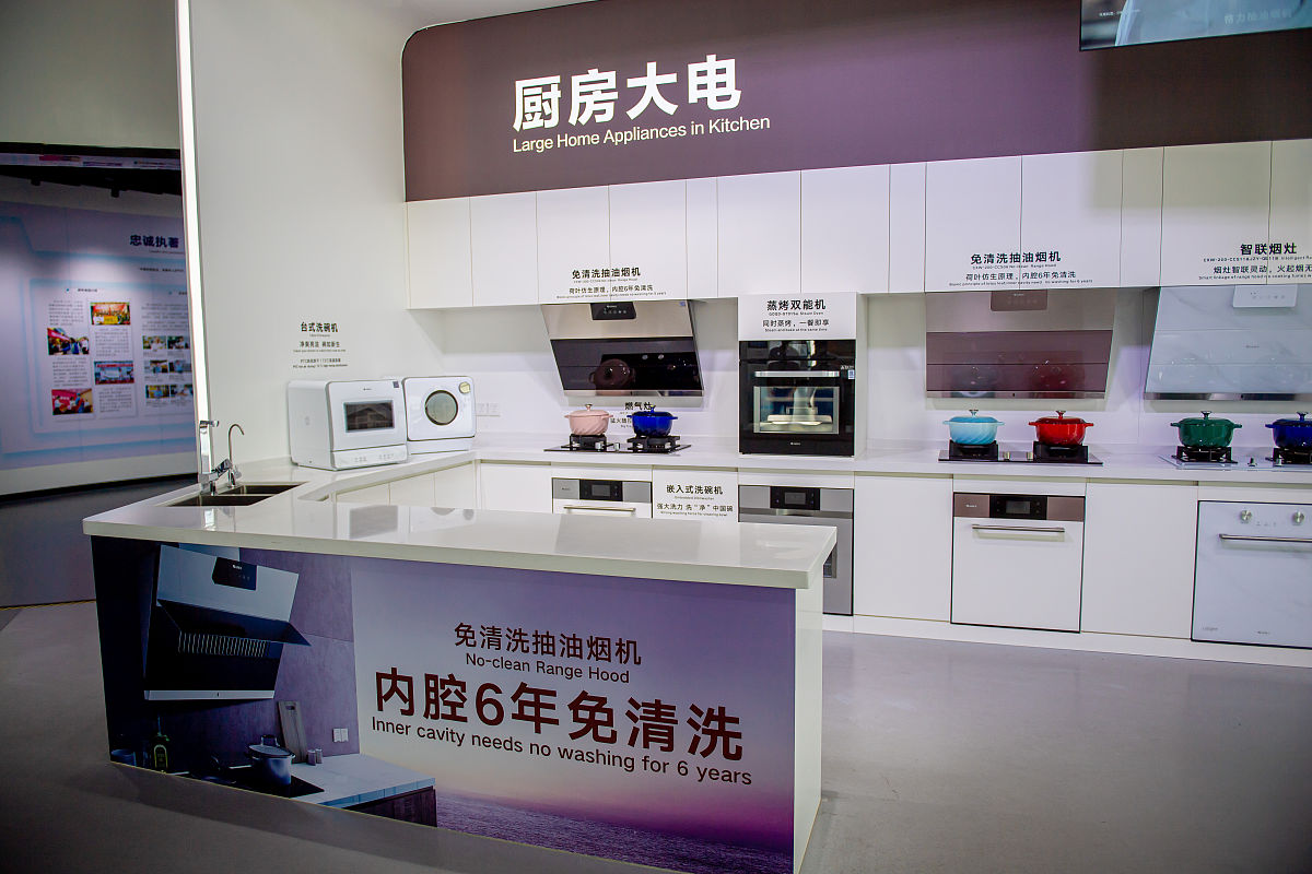 近期 天能集团重点关注品牌建设方面但是之前由于没有明确规定导致市面上广告门头质量不一你能关于天能集团品牌建设方面提出一些建议吗主要在终端门头以及室内装修方面