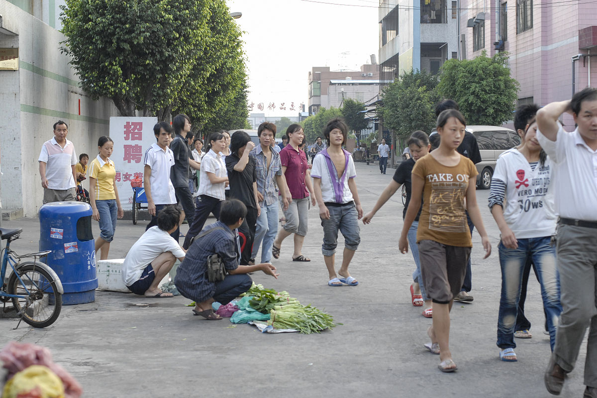 在暑假期间为积极响应学校以及学院的号召努力提高自己动手等各方面的能力我利用假期的机会在广西桂平市油麻镇西亭村村委会进行了七天的社会实践。我很珍惜而且重视这次实践因为我明白它是一项综合性的、社会性的活动是一个由学校向社会接轨的环节是学校学习和社会工作之间的一大模块。它是密切连着学习和工作的链子扮演了把学到的文化理论知识正确运用到工作中的角色。是我们必须做到用理论去指导实践用时间去证明理论。因为所学的
