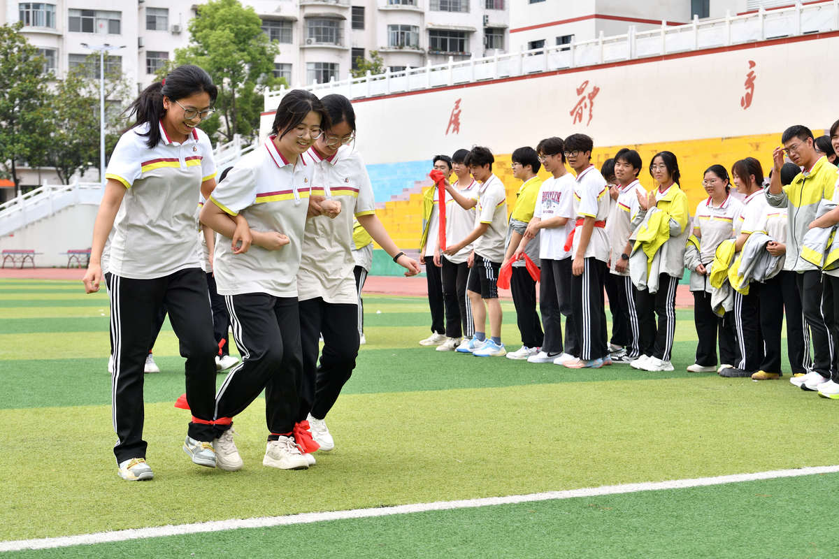 XX学校运动会圆满落幕，展现青春风采和团队精神！