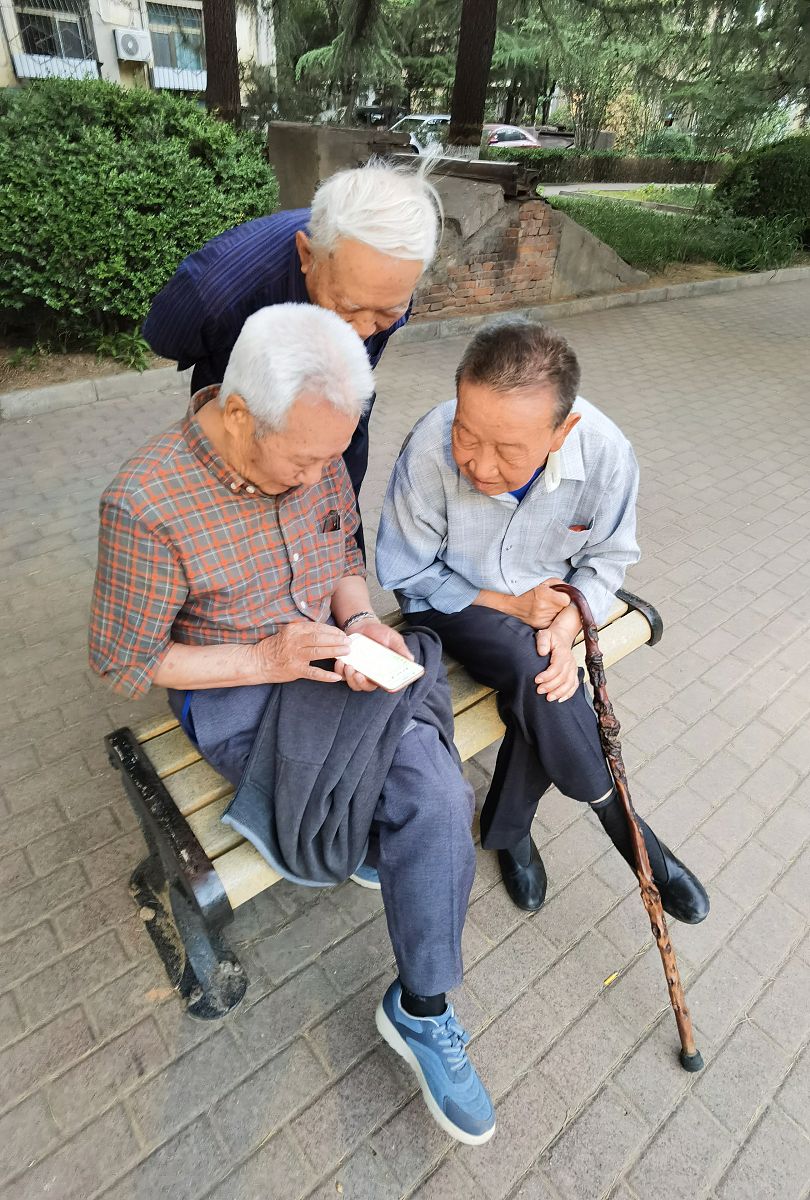 编写一段我与同学发生的一段弘扬正能量的500字小故事