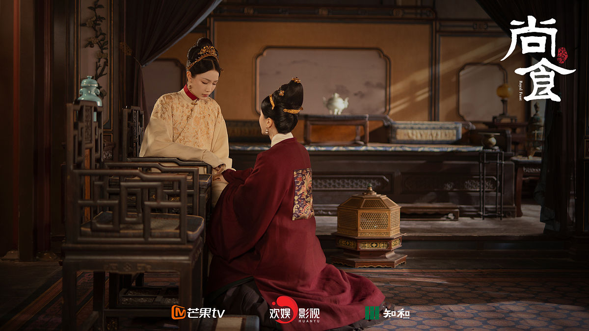 想到这里我依旧心中平静。我浅浅笑着慢慢地将手中的纸一条一条撕碎握成一团扔进了茶桌下的痰盂里。恒老夫人的怒火已经到了极点终于爆发了！她霍然站起来拿起茶桌上的盖碗狠狠摔在地上指着我大骂：钮祜禄·敏贞！你这个不知天高地厚的女子！你就不怕恒家吗？!我浅浅笑着看着恒老夫人。此时的恒老夫人丝毫没有恒家老夫人的样子像是一位市井泼妇让人看了好笑不已。她终于露出了本来的面目。这也让我更加清楚恒家对待女子绝非温柔有加