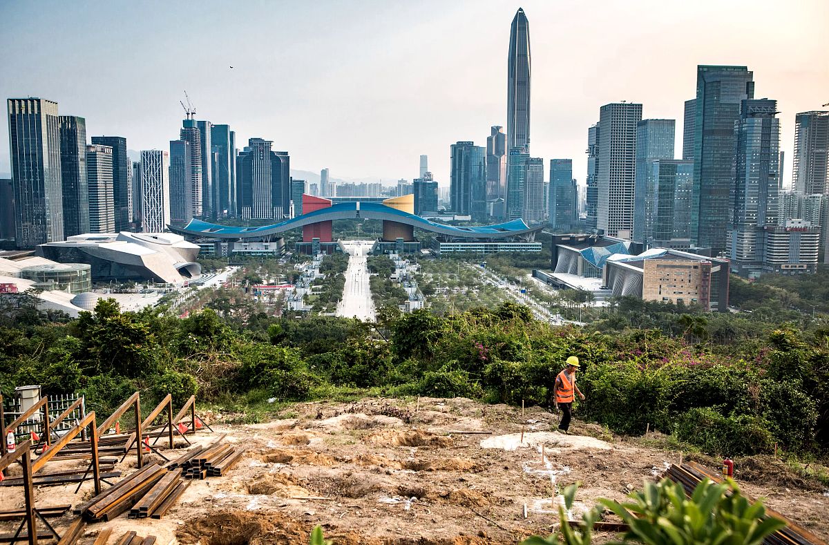 2018年10月25日,在深圳莲花山公园,一名建设者正在工作,不远处是地标