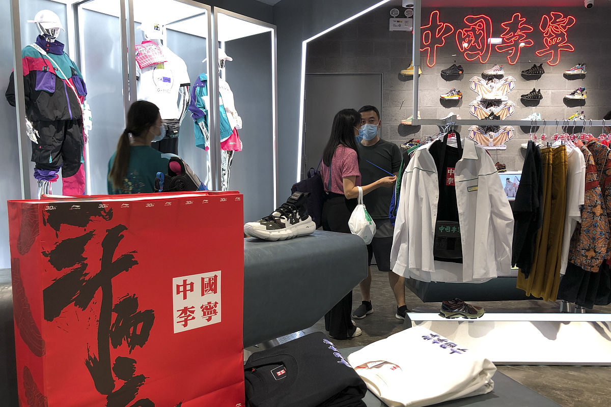 起10个服装店的名称带有潮牌元素、国潮、年轻活力、航空元素、意境