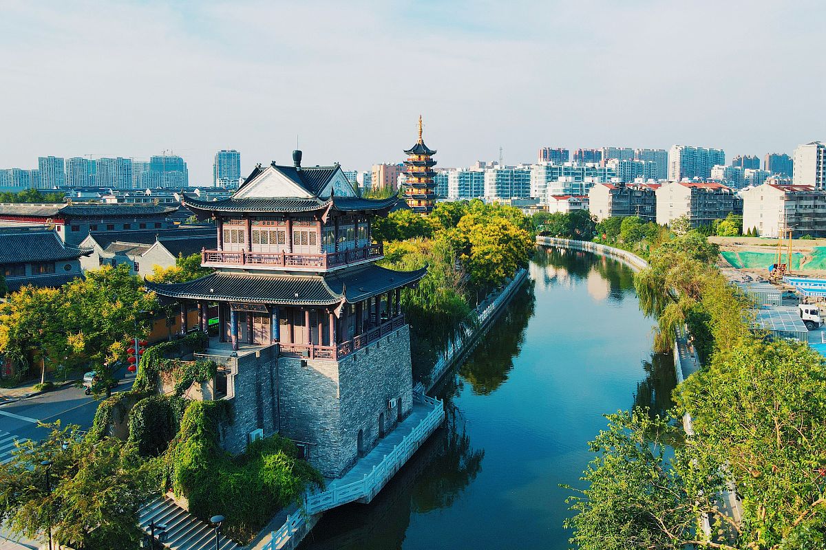 2021年8月31日,江苏如皋,鸟瞰千年护城河,一河碧水与鳞次栉比建筑交相