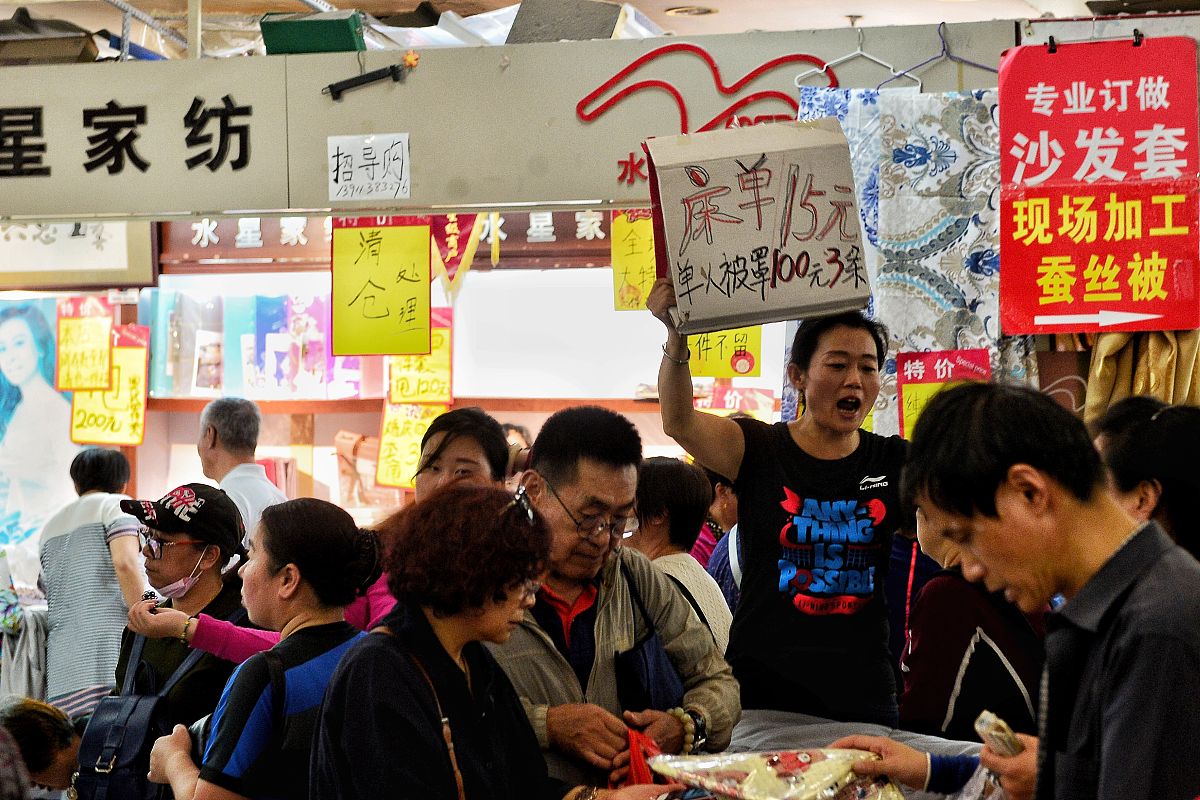 2018年<strong>9</strong>月27日,北京官园批发市场进入关门闭市倒计时,商家清仓大甩卖