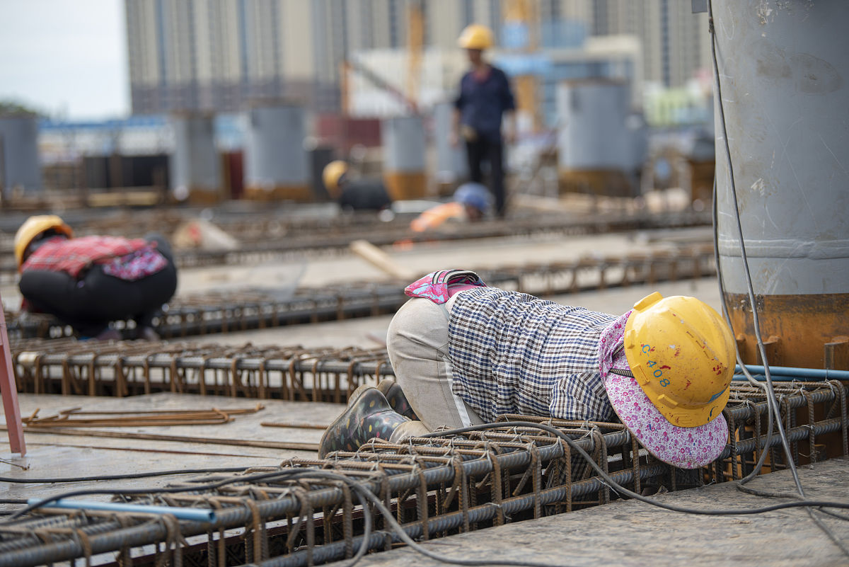 2020年9月21日,在海口国际免税城项目工地,建设者们加紧施工.目前,该