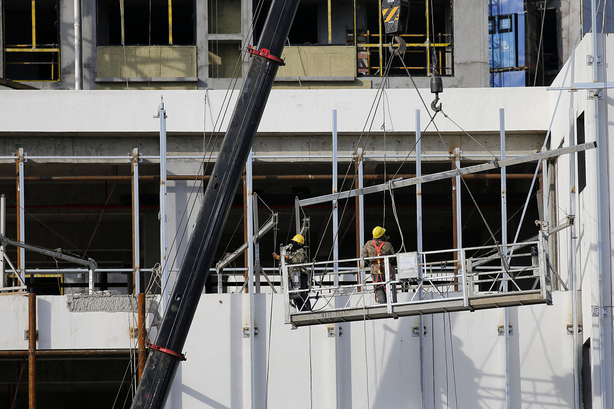 建筑施工混凝土垂直举升机构安全隐患：存储斗缺少盖板