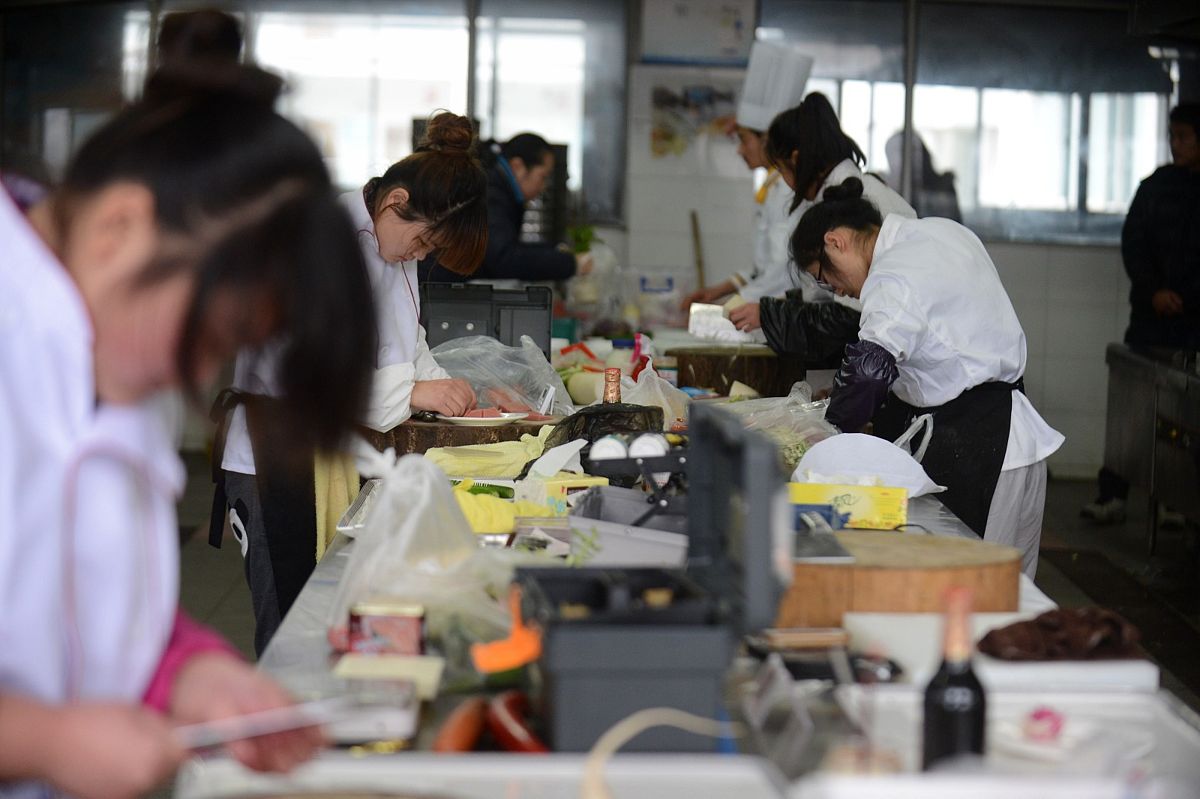 四川省三台县刘营职业高级中学校服装设计与加工专业招生,就业前景广阔