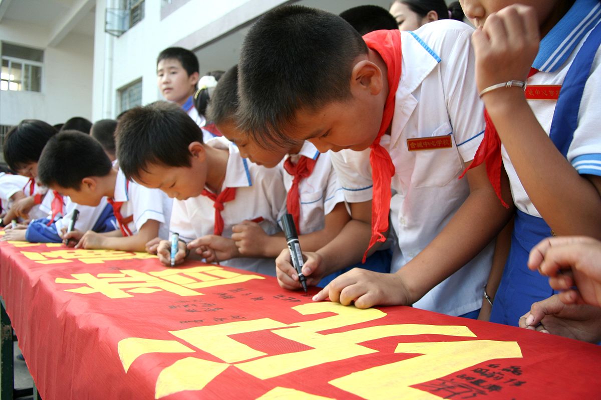 9月13日,安徽省含山县环峰第二小学的留守孩子在"说普通话,写规范字"