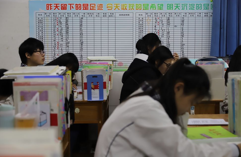 为什么初中成绩随便考都很好上了重点高中成绩一落千丈？1000字左右的回答