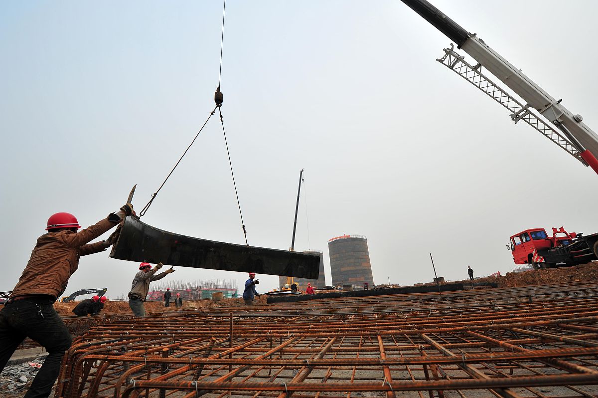 2011年3月9日,安徽巢湖,年产30万吨油料蛋白加工项目正在全面建设中.+
