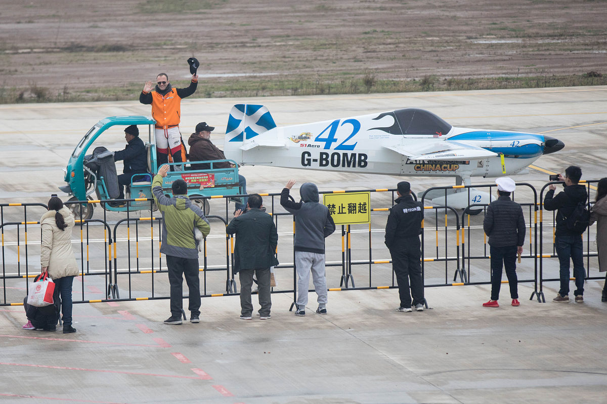 追逐飞行梦想：航空行业学生的挑战与机遇