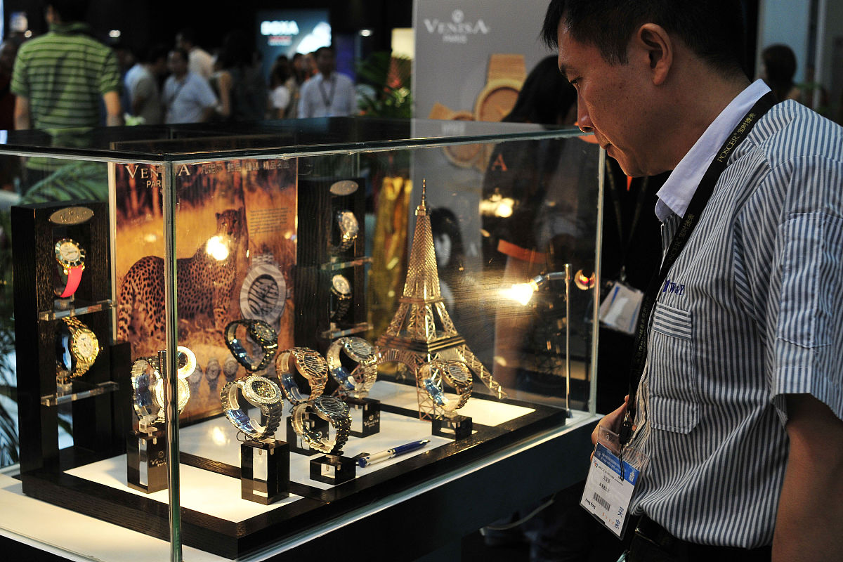 根据文章主题2023深圳礼品展地点在哪里快来看看!撰写关于展会简介的文章内容要与主题相关简单介绍一下本届展会然后介绍展会的时间及举办地点固定素材：展览名称：第31届中国深圳国际礼品、工艺品、钟表及家庭用品展览会暨阿里巴巴1688工厂直采季 找工厂就上1688展览日程：2023年4月26-29日展馆：深圳国际会展中心宝安新馆地址：深圳市宝安区福海街道展城路1号展馆地址：深圳市宝安区福海街道展城路1号