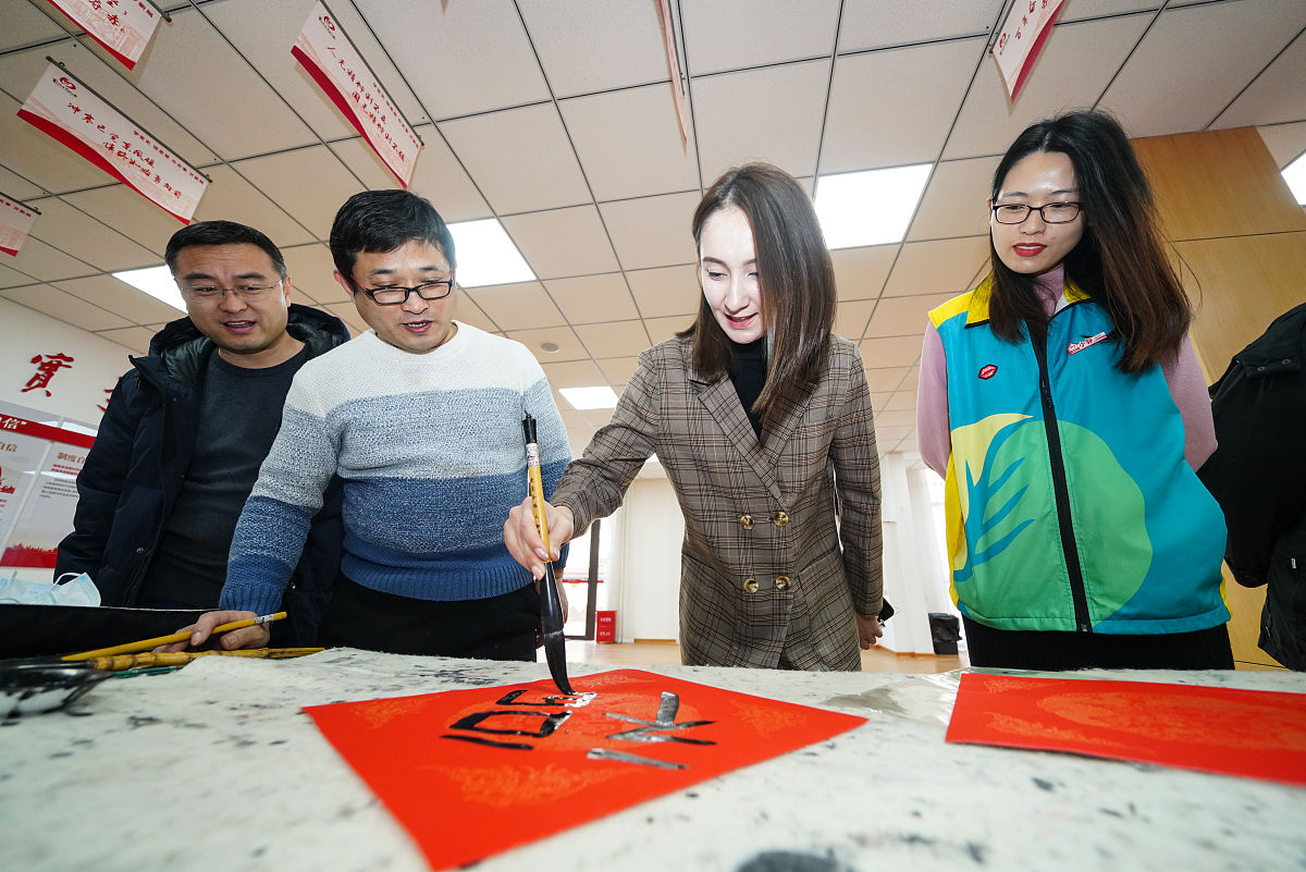 2022年1月12日,青岛,"新春送欢乐,万福进万家"文艺进社区志愿服务活动
