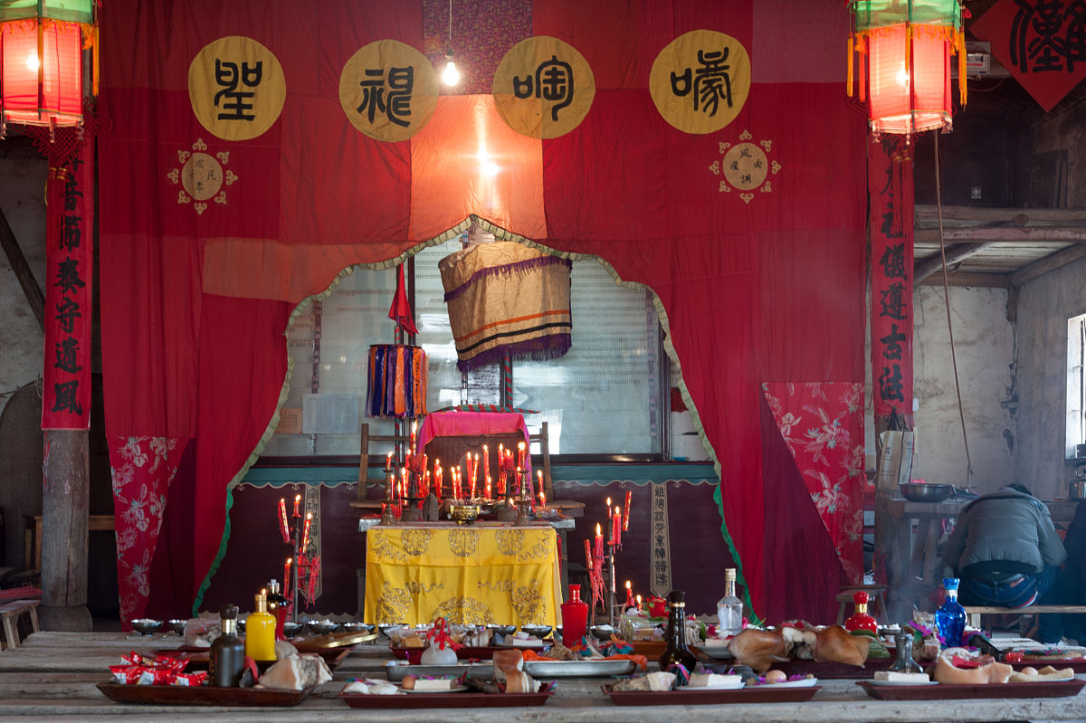 根据以下内容修改得更加精炼与明白：道门千古以来最为绝密的法门。《三洞修道仪》中说：授正一箓方可以为人章醮。这是因为有了法箓这个凭证斋醮章词可以通过各路司职神仙上达天庭得到上天降旨、众神护佑所做法事才会灵验。否则所作的斋醮科仪就算形式再完备场面再宏大也仅是徒有其表流于一般形式表演展示。道经有云：生无道位死为下鬼。即是说普通人在死后要先变成下鬼接受地府审判可能要接受五道轮回之苦。但是修道之人通过修行各