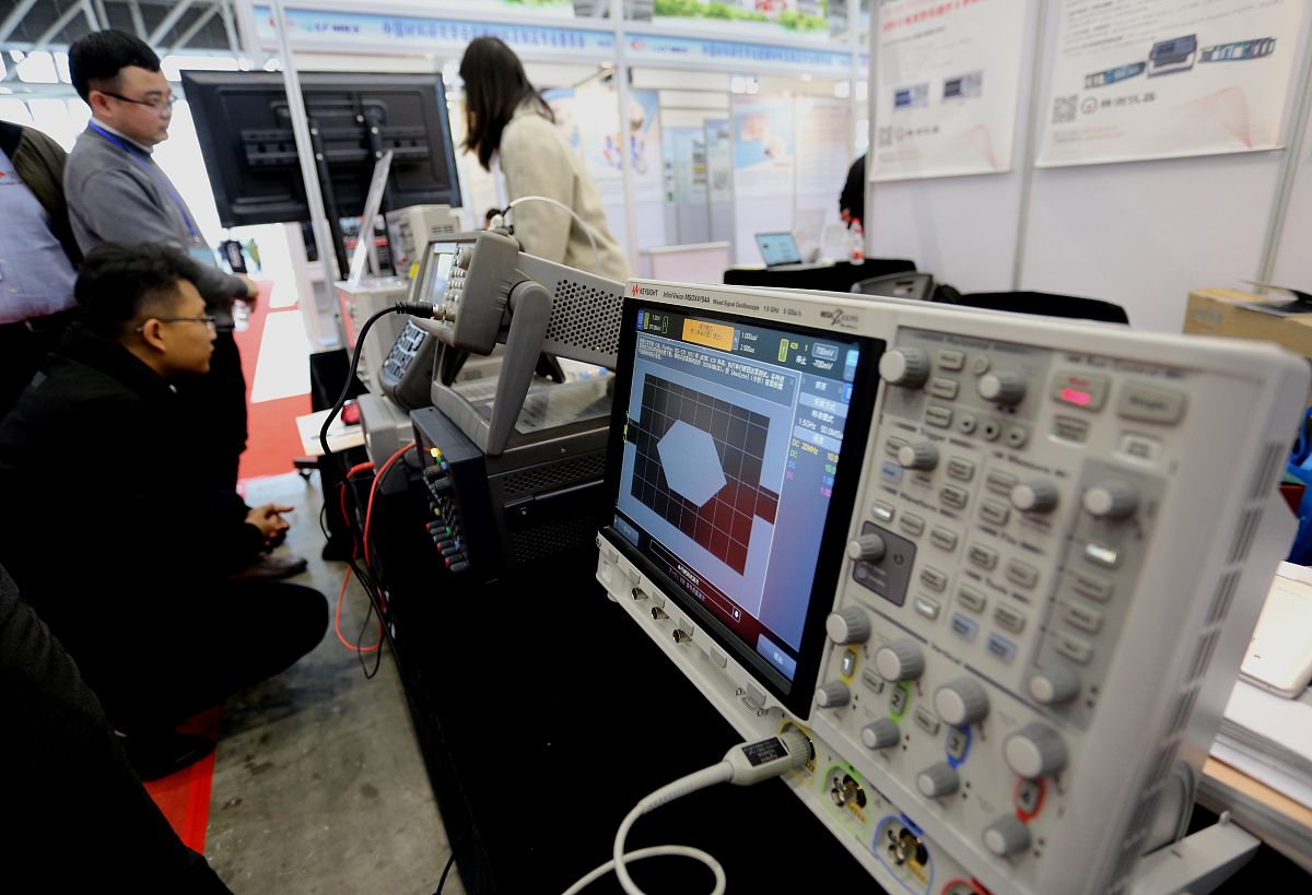 GPT-3.5 Turbo 在大学生实习教学中的应用与局限性