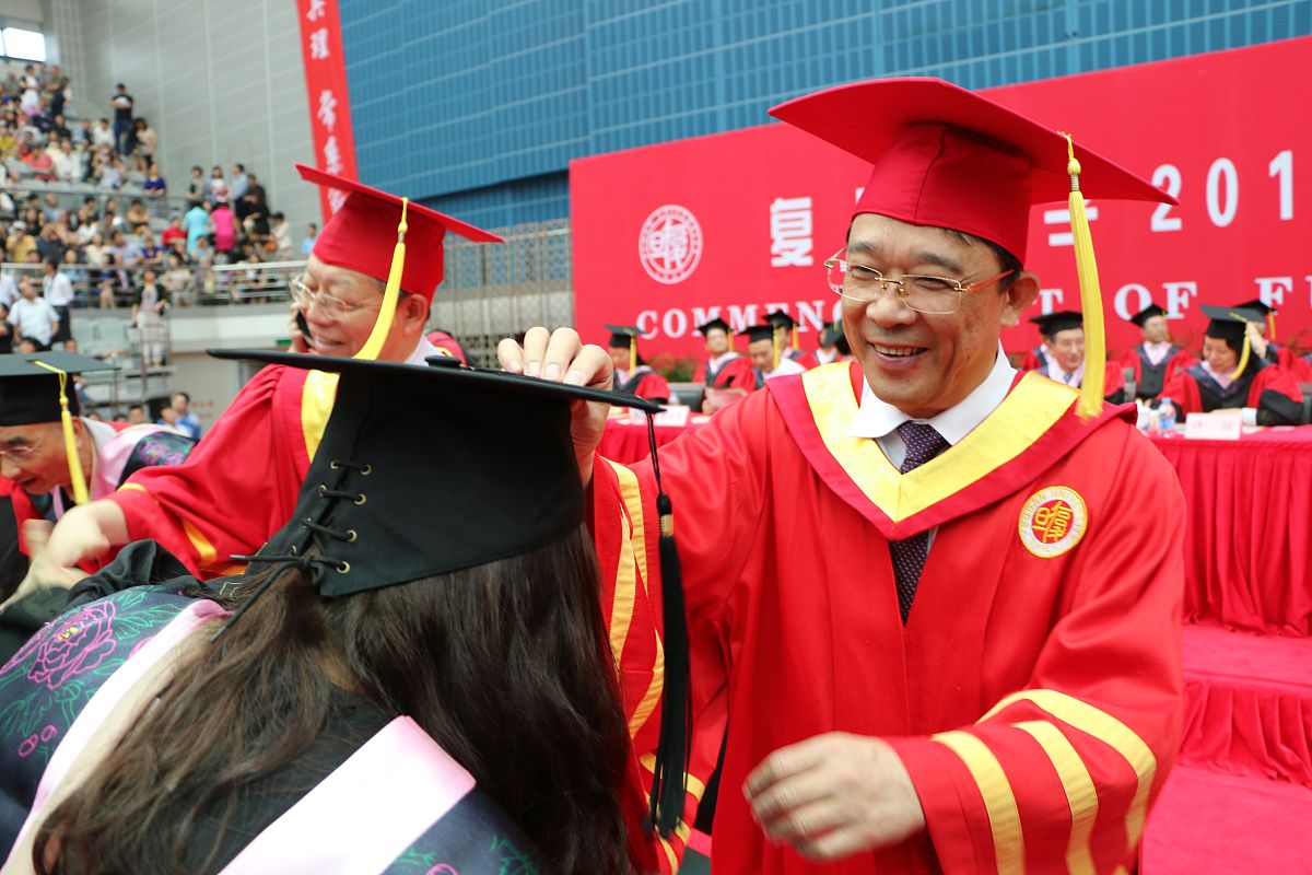 对新入职教师的发言以校长的语气写一篇发言稿尊敬的新入职教师们：首先我代表学校全体师生向你们表示热烈的欢迎和祝贺感谢你们选择加入我们这个大家庭为学校的发展和学生的成长贡献力量。作为一名教师你们的工作不仅仅是传授知识更是肩负着培养学生全面发展的重任。在这个过程中你们需要具备扎实的专业知识和丰富的教育教学经验更需要有真诚的爱心和责任感用心去关注每一个学生让他们在学校里感受到温暖和成长。在学校的教育教学工