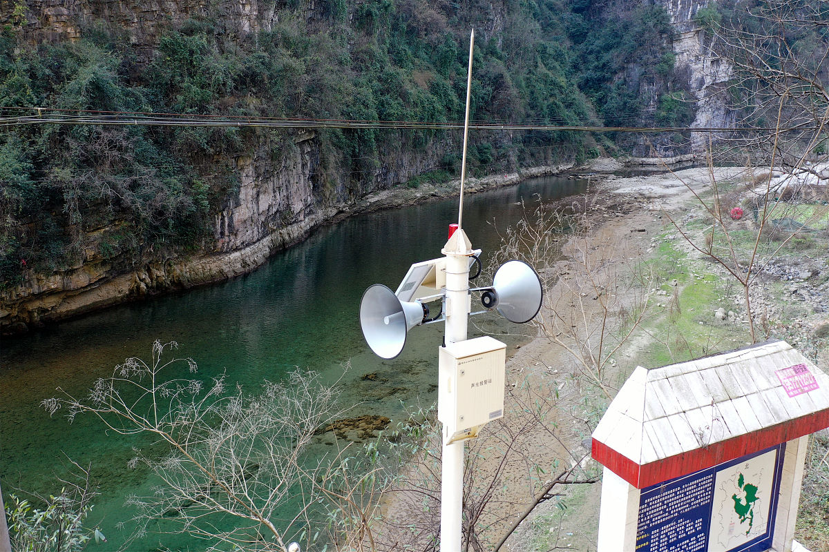 2021年1月18日,湖北宜昌,夷陵区下牢溪河流段自动预警系统太阳能高音