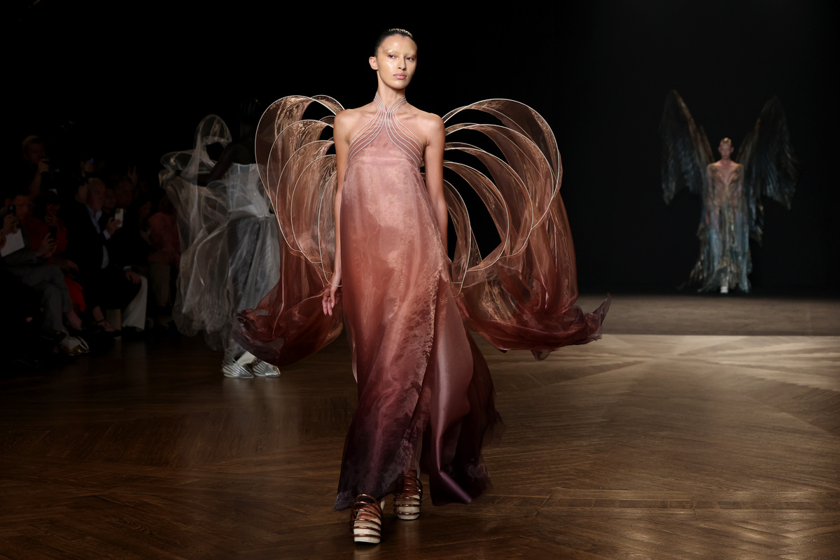 吻在服装与服饰设计中的运用：情感与美学的表达