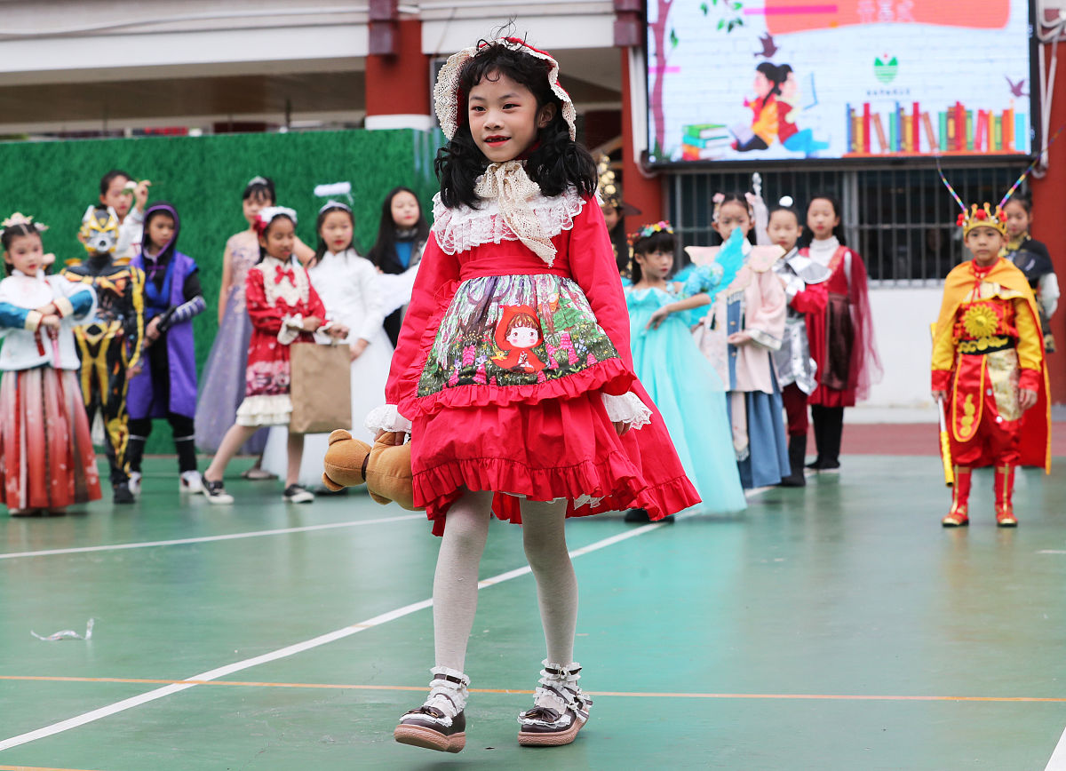  2021年11月12日,广西桂林,榕湖小学举办校园"阅读嘉年华"活动,师生们