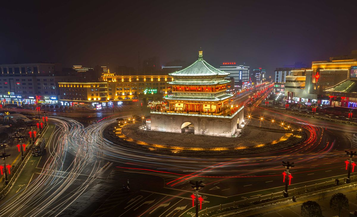 2018年1月27日,西安钟鼓楼夜景璀璨如画.