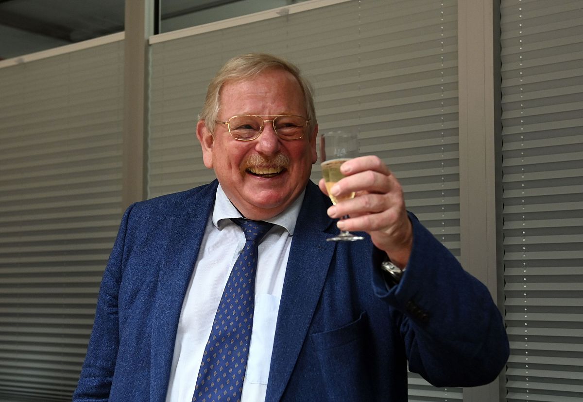 中子星高速旋转之谜：深入解析其旋转速度背后的原因