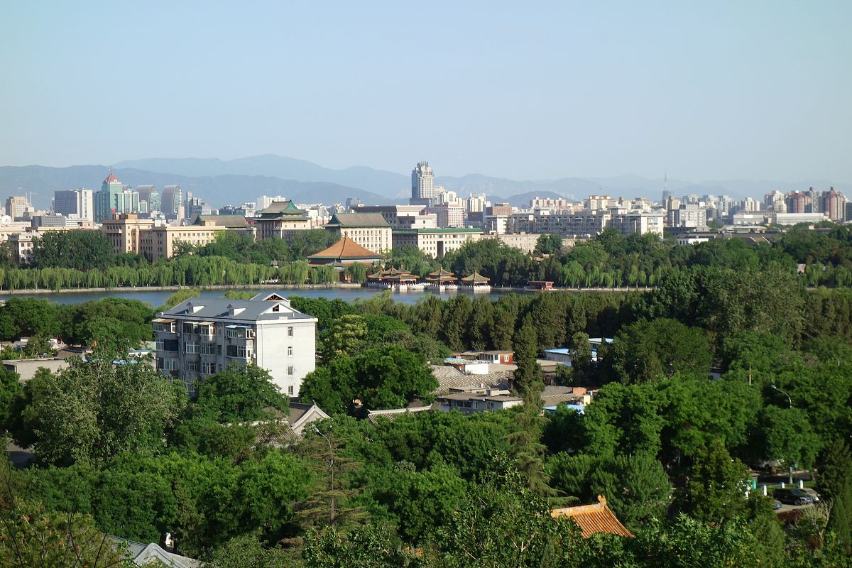 2020年5月18日,北京,天气晴好碧空万里,游客在景山公园登高远望,北京