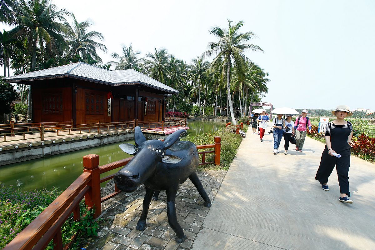 海南特色农庄设计可落地的文旅方案 择其一农庄进行落地转化方案撰写要求与海洋科技或文化相结合作品提交要求：包括但不限于方案现状背景、方案思路、具体方案、可行性分析、财务预算、推广策略、业绩目标等大赛以海洋文化为牵引创新设计为导向