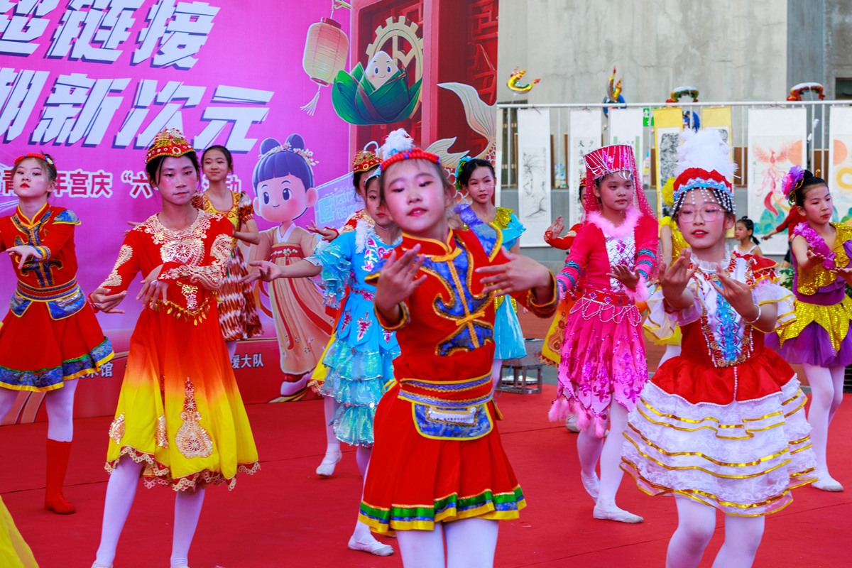 请写一个六一儿童节文艺表演介绍民乐串烧节目的主持词分两个主持人民乐团表演的节目有葫芦丝吹奏《金孔雀》中阮和竹笛演奏《吐鲁番的葡萄熟了》二胡齐奏《桥边姑娘》琵琶和古筝表演《琵琶行》。把下面的主持词融进去：A：你知道中国民族乐器有哪些吗？我们东辰一小就有一个专门的民乐团呢B：我知道一些比如有有二胡古筝琵琶A：还有竹笛和小阮、中阮、葫芦丝等乐器这些乐器各具特色可以演绎很多不一样的乐曲呢B：好期待呀！今天