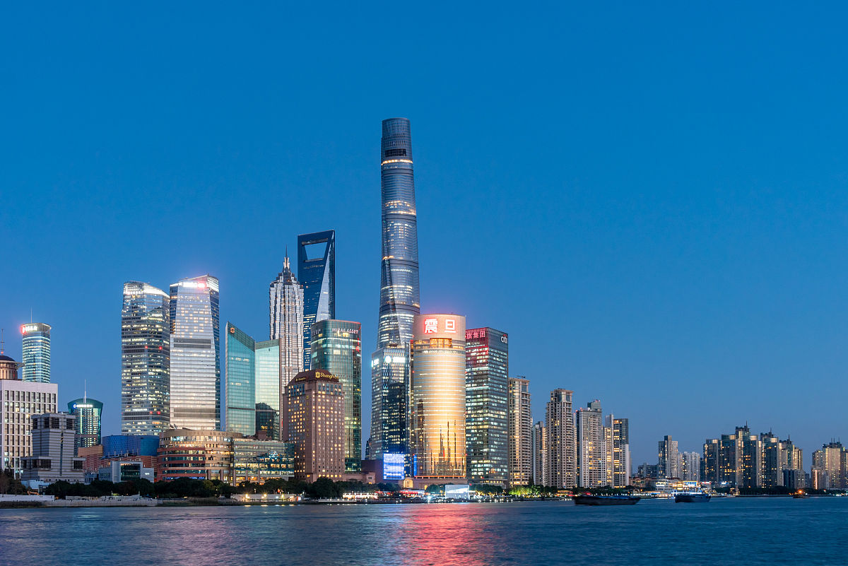 2020年11月3日傍晚,上海,在外滩附近隔江眺望,陆家嘴高楼大厦华灯初上