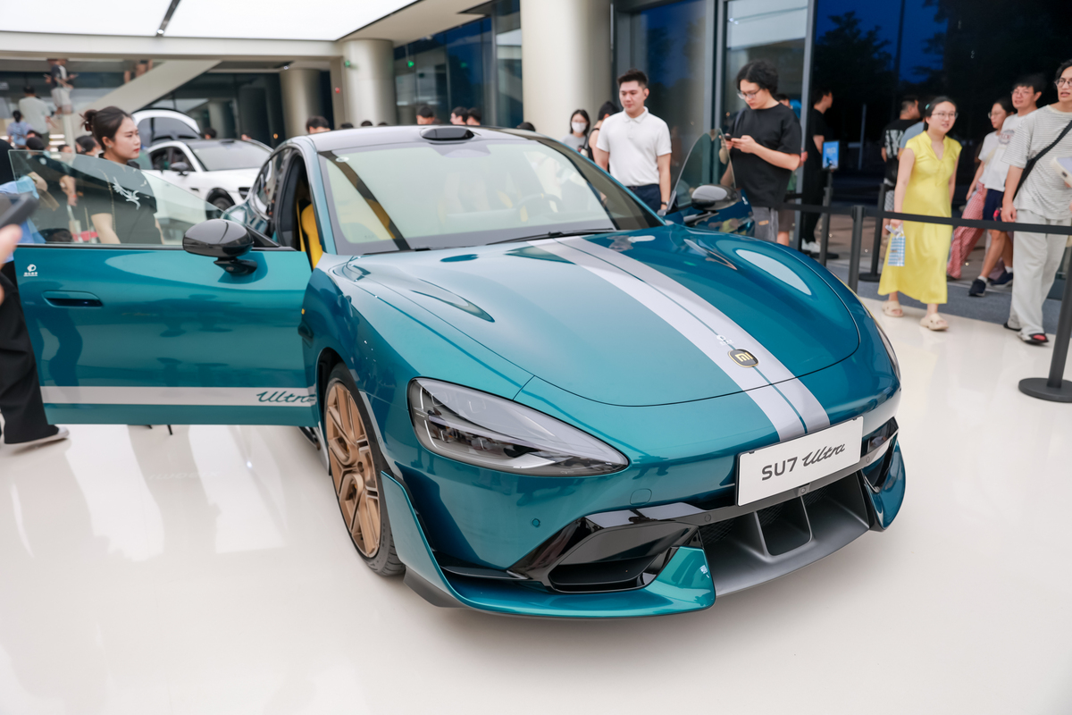 梦想中的完美座驾：宝蓝色跑车，兼具性能与实用性