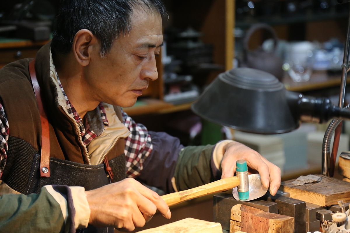 2017年1月20日,西安.有些零件需要用银板和铜皮手工打造出来,由于强度