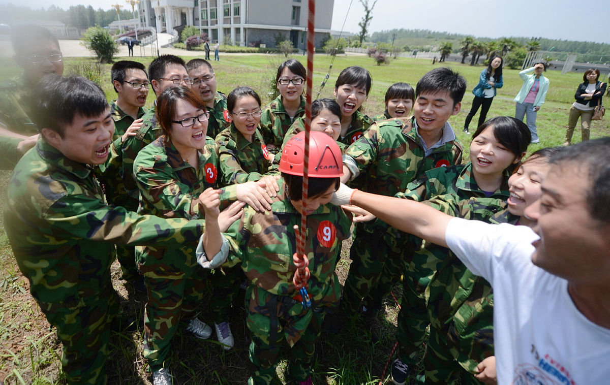 帮我一正青春为主题写一篇文章