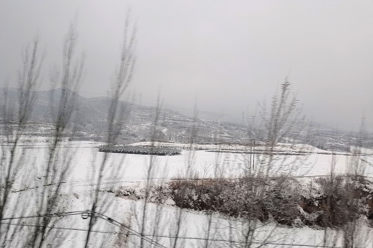 2021年3月18日,山西阳泉,在高铁上拍摄的太行山雪景.