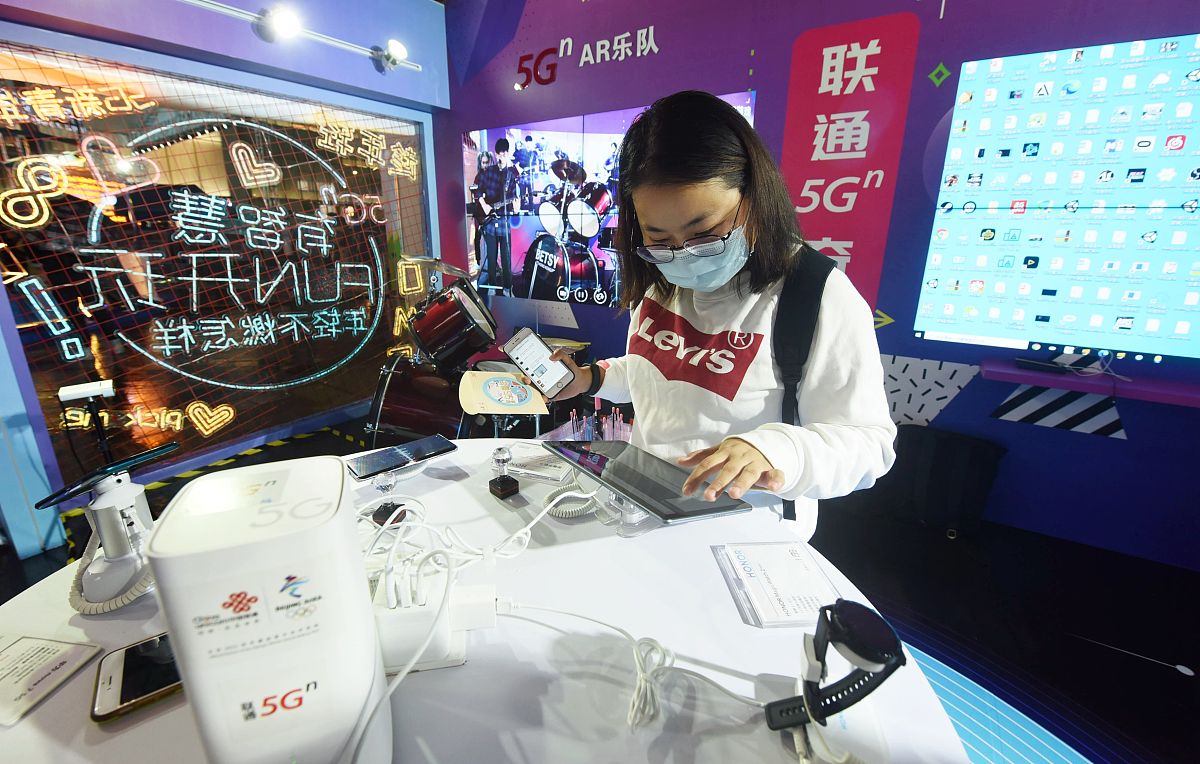 2020年9月19日,市民在杭州湖滨步行街上体验5g下载速度.