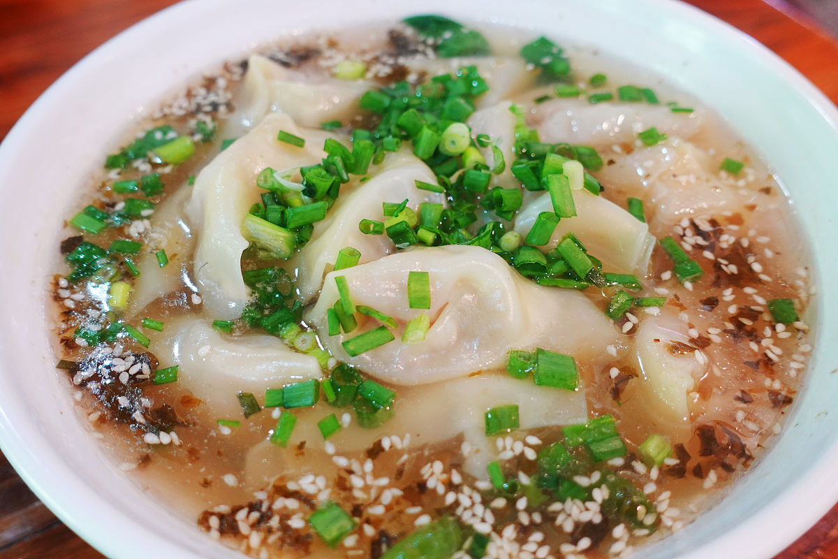 写一篇红油抄手：川菜中的小清新美食