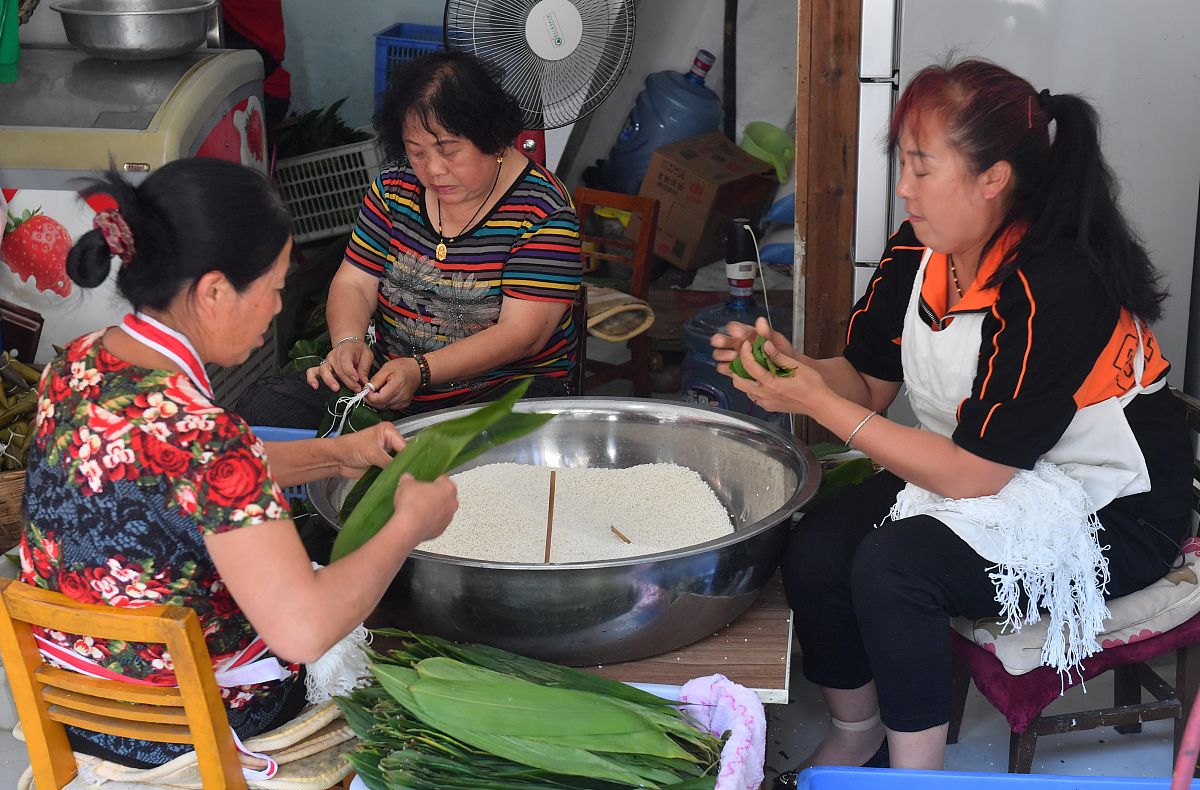 我参加了包粽子的活动请帮我写超过100字的感受