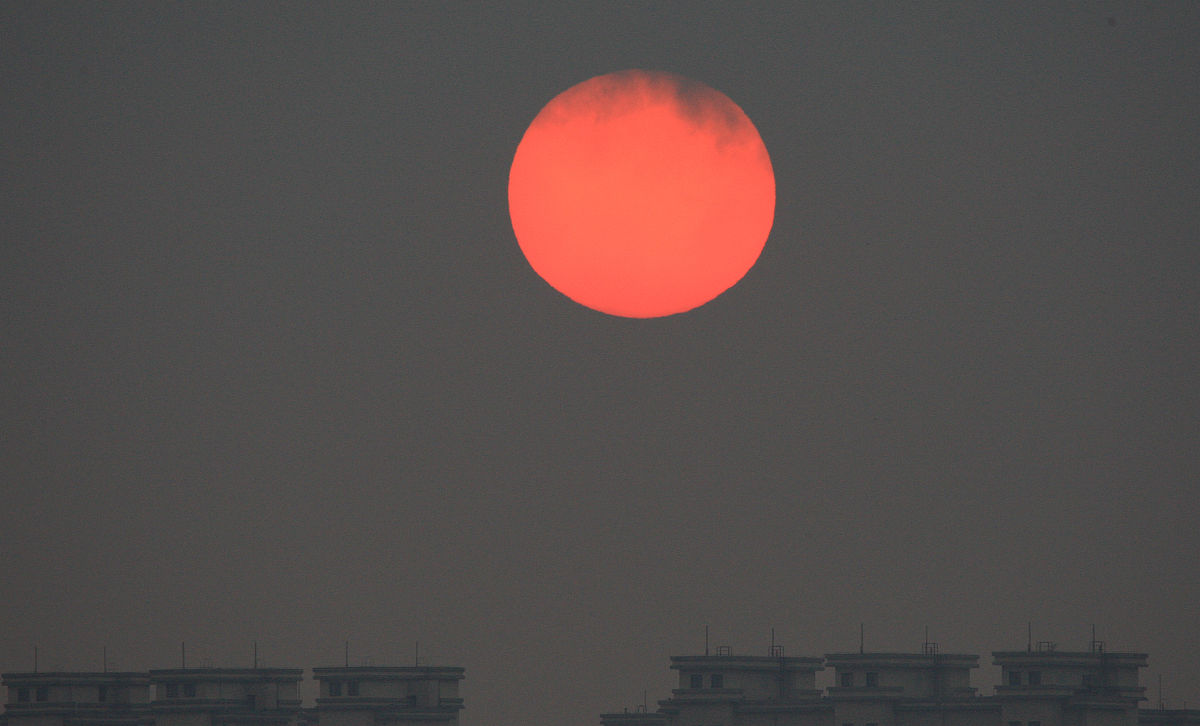 2021年6月10日,黑龙江省哈尔滨市,19:06前后,日环食天象即将开始,落日