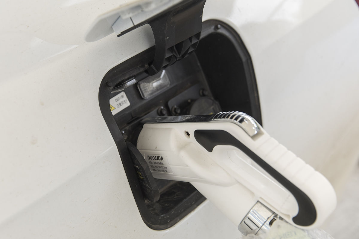 2018年1月29日,福建宁德,电动汽车充电站.a plug is connected to an 