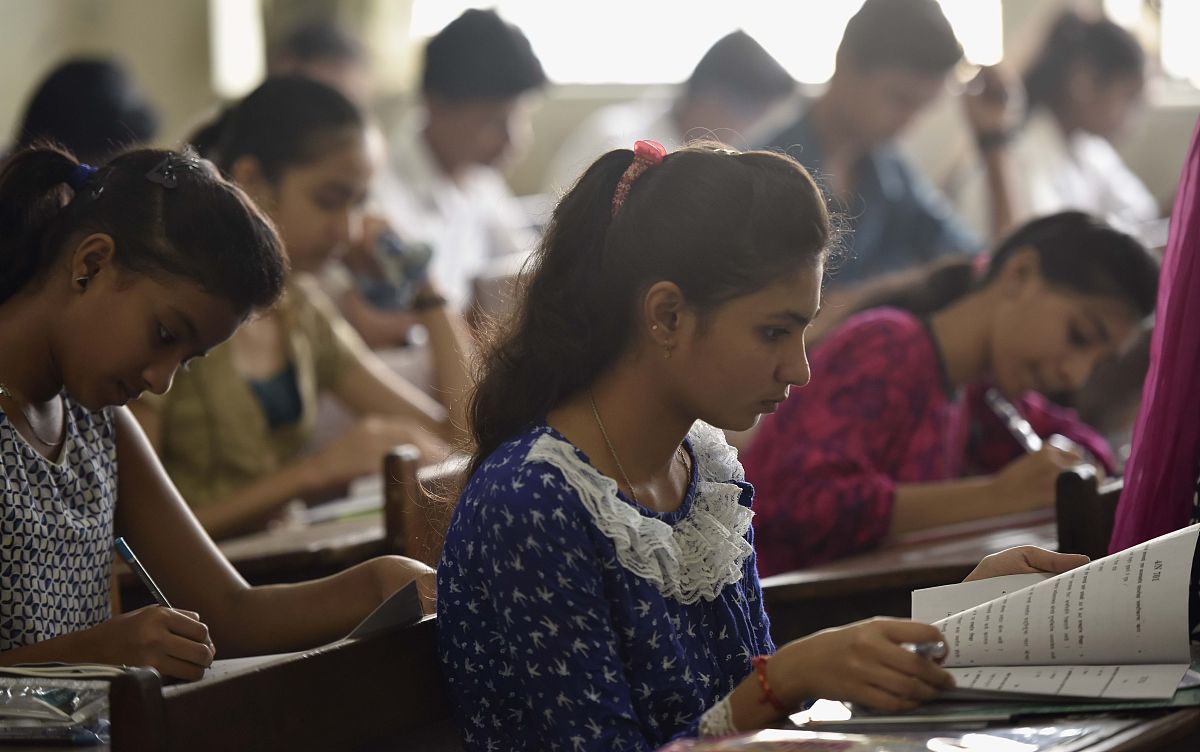 思南县中等职业学校中专哪个专业好？航空服务专业就业前景怎么样？