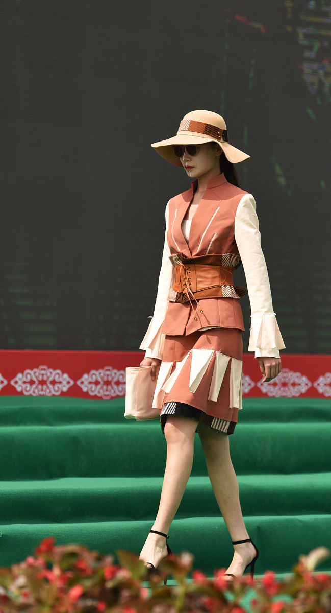 2021年7月10日,吉林松原,查干湖,独具地域特色的蒙古族服饰展.
