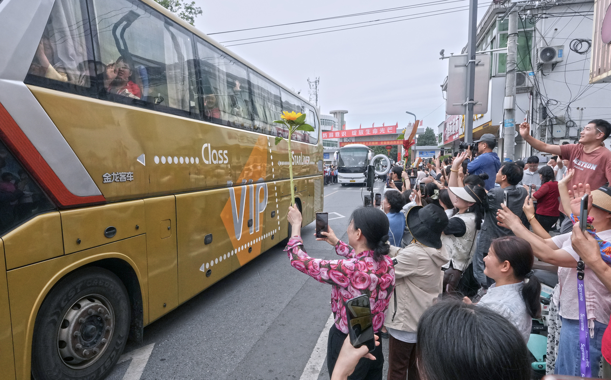 研学旅行租车方案：121 名师生如何安排大巴和中巴？