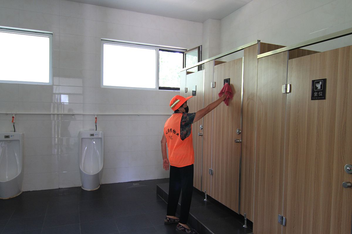 首层的公用厕所应设前室或经公用盥洗室进入，前室或公用盥洗室的门不宜与居室门相对。公用盥洗室不应布置在居室的上方。除附设卫生间的居室外，公用厕所及公用盥洗室与最远居室的距离不应大于25m。改写这段话查重率低于20%