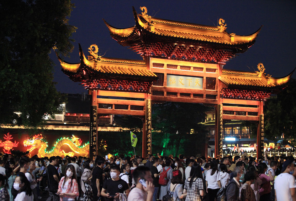 帮我安排一份南京为期一个月的游玩计划。保证每天游玩十个小时以上其中包括经典附近的推荐美食以及住宿位置。