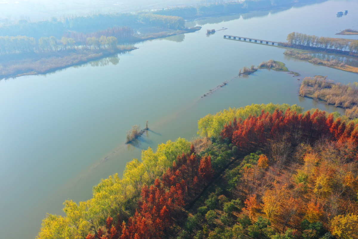 云龙湖风景区:位于徐州市区南部,拥有丰富的自然和人文景观,如云辽浇