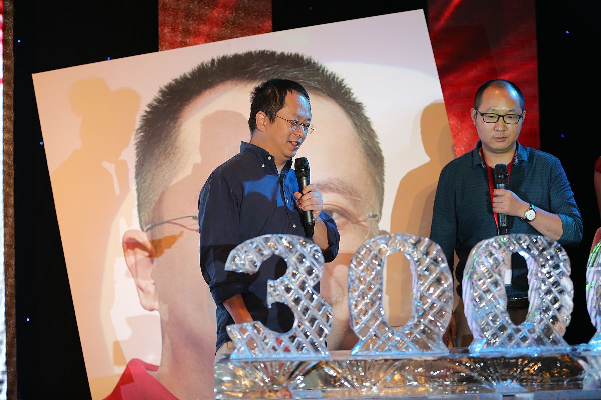 我是周鸿祎合伙人请帮我写一份800字的《超越好奇：周鸿祎创业实践》的解读文稿