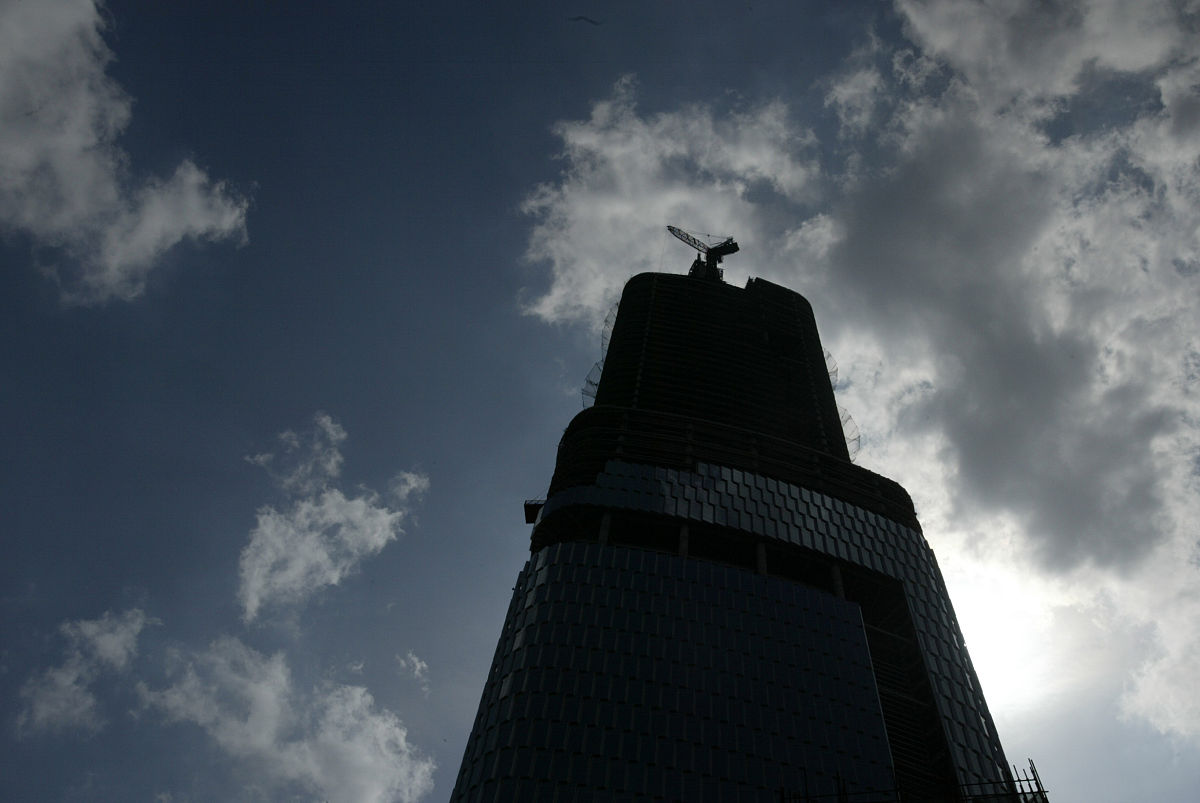 2008年9月30日,南京市中心地带上海绿地集团开发的世界第七高楼紫峰大